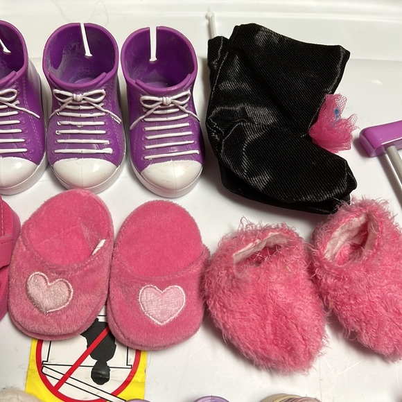 Doll shoes 13 pairs of shoes 1 pair of crutches and cast - Picture 3 of 6